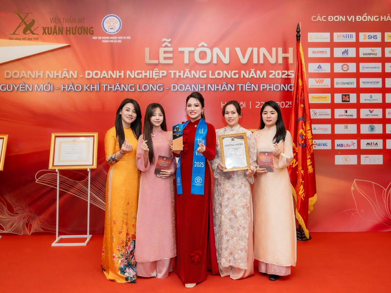 36 năm tỏa sáng nét đẹp Việt, Chủ tịch Xuân Hương cùng đội ngũ Viện Thẩm Mỹ Xuân Hương tự hào giúp hàng triệu khách hàng thay đổi diện mạo, tự tin hơn trong cuộc sống. (Ảnh: Danh Hoàng)