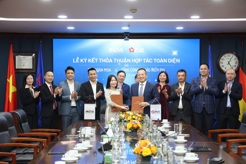 Ông Phạm Anh Đức - Tổng giám đốc Bảo hiểm PVI và bà Nguyễn Thị Ngoan - Giám đốc Tài chính MISA - ký kết Thỏa thuận hợp tác toàn diện.