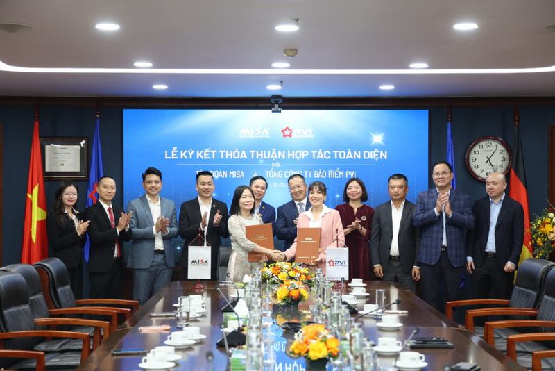 Bà Nguyễn Thị Ngoan - Giám đốc Tài chính MISA, CEO JETPAY (đơn vị thành viên của MISA) và bà Phùng Thị Lý Hiền - Giám đốc Bảo hiểm PVI Vũng Tàu ký kết hợp đồng triển khai các sản phẩm trên nền tảng MISA Insurance.