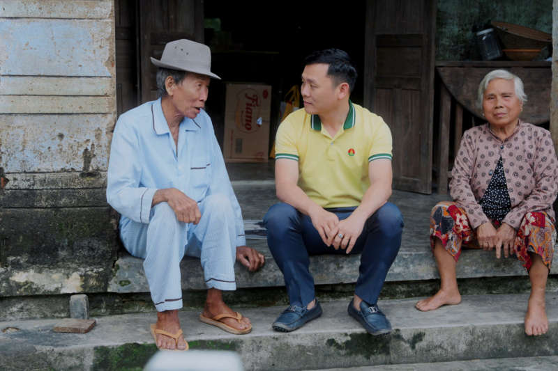 Ông Huỳnh Trần Anh Quang, Giám đốc Marketing PVCFC thăm hỏi, động viên người dân xã Hòa Thịnh (Đắk Lắk) bị ảnh hưởng bởi mưa lũ (Ảnh PVCFC)