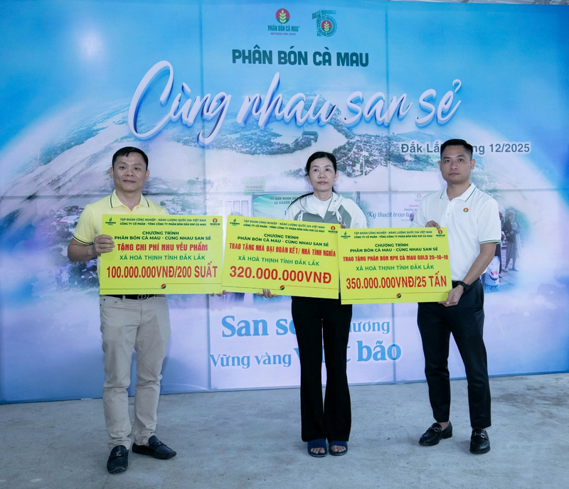 Đại diện Phân Bón Cà Mau trao biểu trưng tài trợ cho xã Hòa Thịnh (ĐakLak) khắc phục khó khăn sau mưa lũ (Ảnh PVCFC)