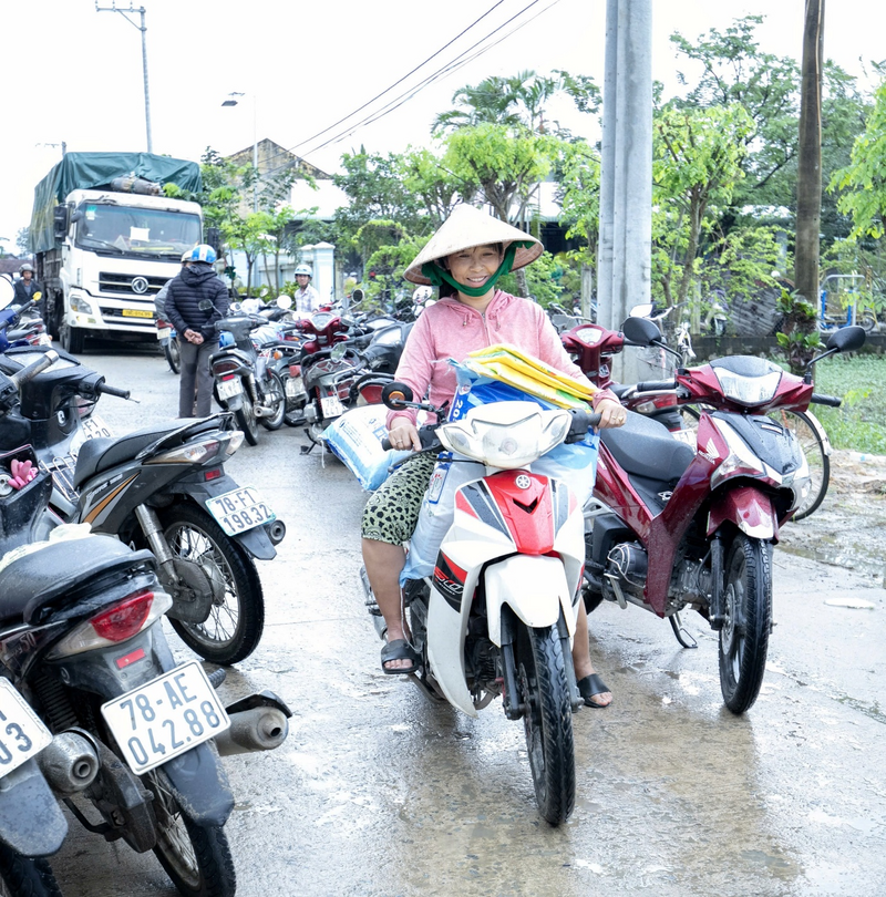 Bà con phấn khởi vận chuyển phân bón về để chuẩn bị cho mùa vụ mới (Ảnh PVCFC)