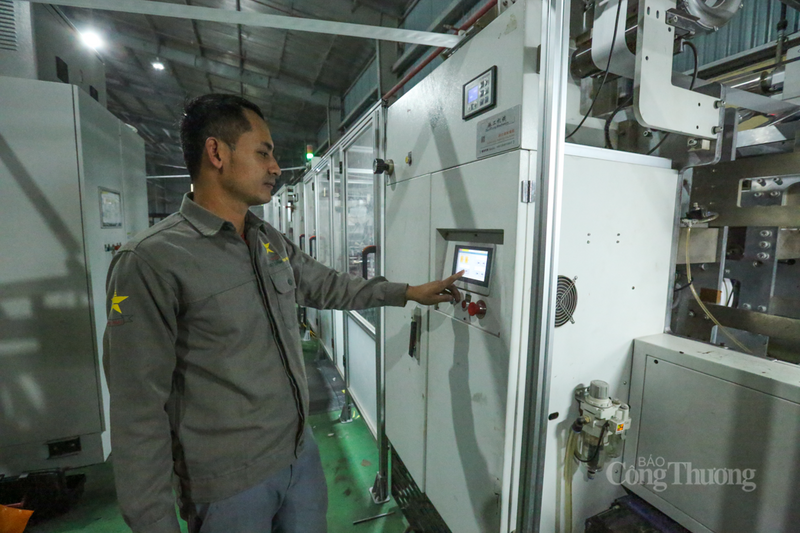 Cải tiến máy móc, quy trình vận hành là giải pháp then chốt để doanh nghiệp Hà Tĩnh giữ vững uy tín trên trường quốc tế. Ảnh: Trọng Tùng