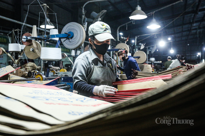 Các công xưởng tăng ca, tăng kíp để hoàn thành những đơn hàng xuất khẩu cuối cùng. Ảnh: Trọng Tùng