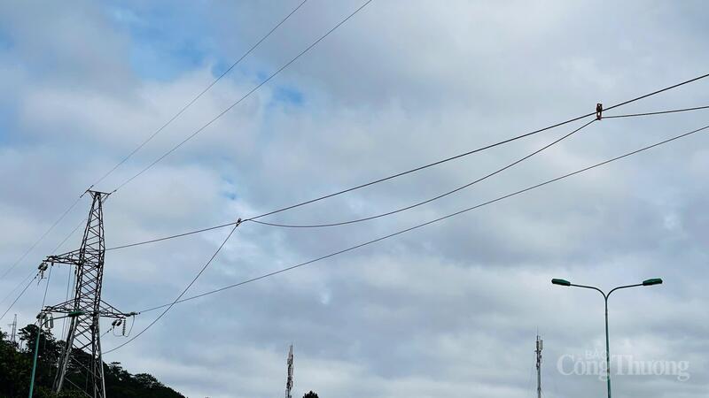Dây điện tại vị trí trụ 79 - 80 vượt cao tốc Liên Khương - Prenn đã được khắc phục. Ảnh: Lê Sơn