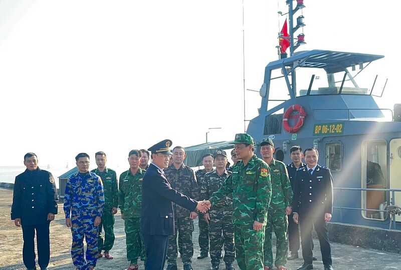Đội Kiểm soát Hải quan và Bộ đội Biên phòng Nghệ An phối hợp tuần tra, siết chặt kiểm soát chống buôn lậu trên biển dịp cận tết Nguyên đán Bính Ngọ năm 2026.  Ảnh: Linh Mạnh