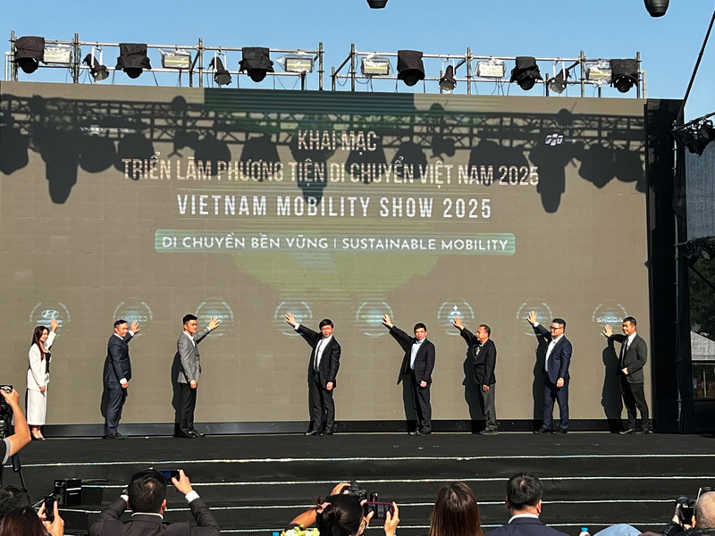 Các đại biểu và thành viên ban tổ chức thực hiện nghi thức khai mạc của Triển lãm.