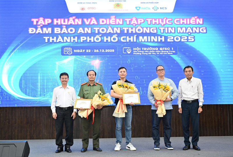 Ban Tổ chức trao giấy chứng nhận và giải thưởng cho các đội tấn công tham gia chương trình diễn tập thực chiến (Giải Nhất: Công ty TNHH Galaxy One; đồng hạng Nhì: Công ty TNHH MTV Viễn thông Quốc tế FPT và Công an TP. Hồ Chí Minh). Ảnh: BTC.
