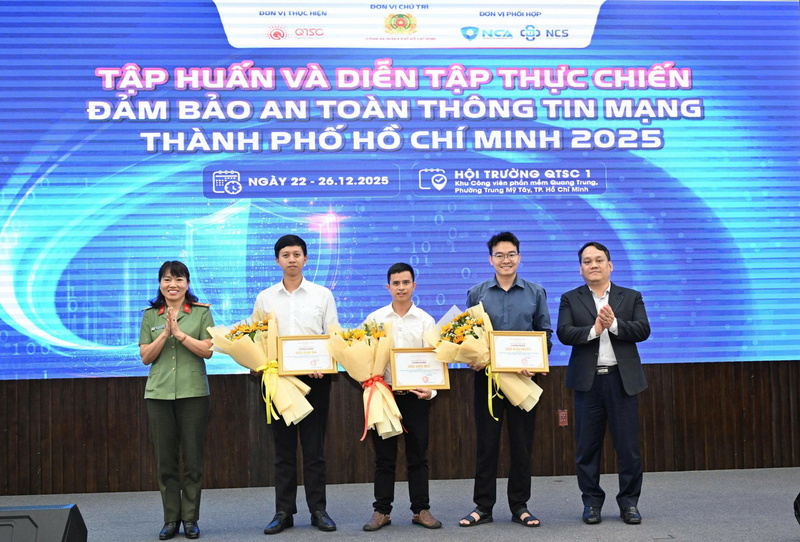 Ban Tổ chức trao giải cho ba đội có thành tích tốt nhất trong chương trình đào tạo, tập huấn kỹ năng, kiến thức an toàn thông tin trên thao trường Cyber Range (VCR).