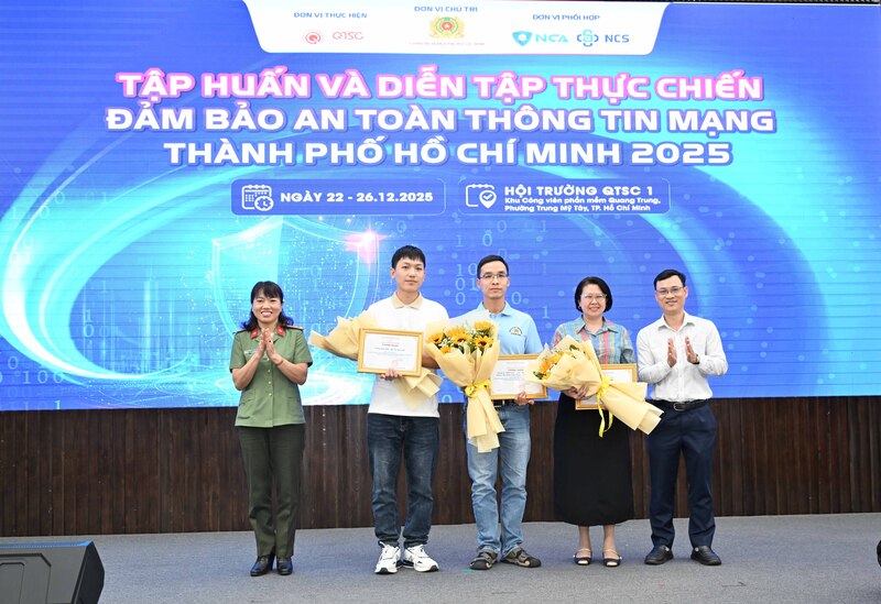 Ban Tổ chức trao giấy chứng nhận cho đội phòng thủ tham gia chương trình diễn tập thực chiến. Ảnh: BTC.