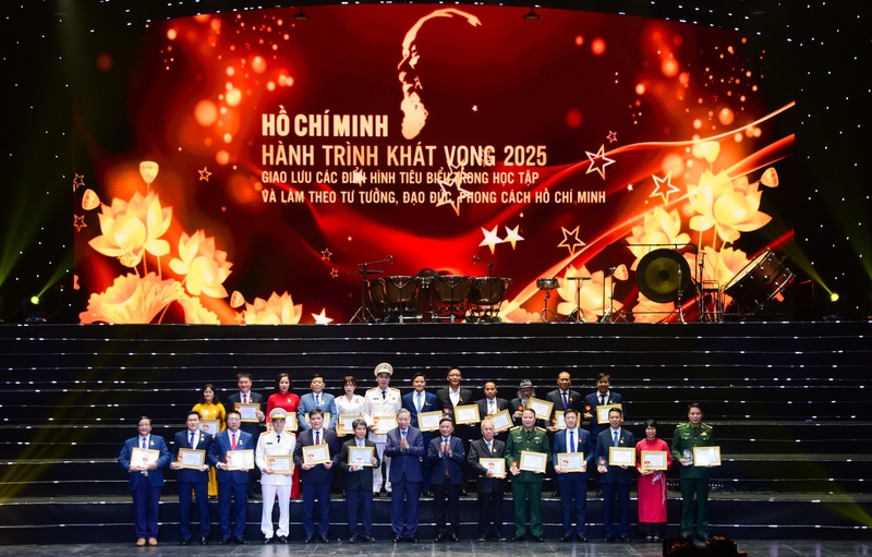 Tổng Bí thư Tô Lâm và Thường trực Ban Bí thư Trần Cẩm Tú chụp ảnh cùng các điển hình tiêu biểu.