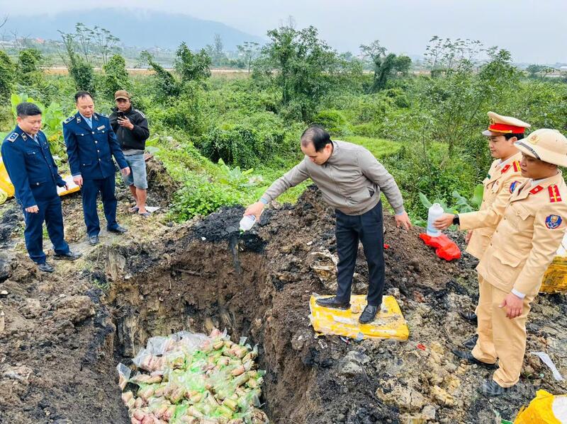 Lực lượng chức năng tiêu hủy số hàng hóa không rõ nguồn gốc. Ảnh: Bằng Thương