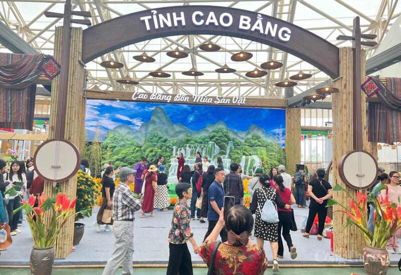 Gian trưng bày của tỉnh Cao Bằng tại Hội chợ Mùa Thu lần thứ nhất năm 2025 thu hút đông đảo khách tham quan, mua sắm