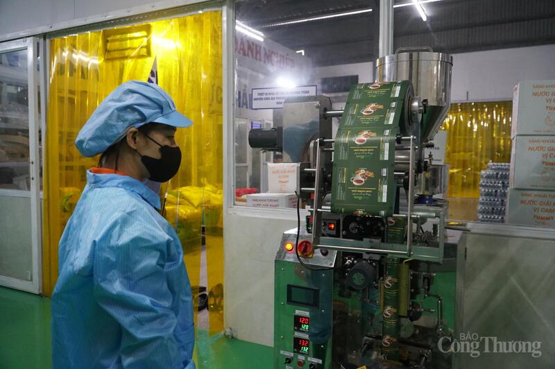 Nhiều cơ sở công nghiệp nông thôn, nguồn lực còn hạn chế và chưa thực sự chú trọng đến hoàn thiện mẫu mã, bao bì cũng như quan tâm đến công tác xúc tiến thương mại