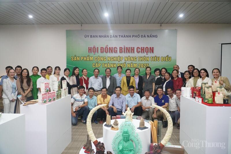 Hội đồng bình chọn cùng chủ thể các sản phẩm công nghiệp nông thôn tiêu biểu Đà Nẵng năm 2025