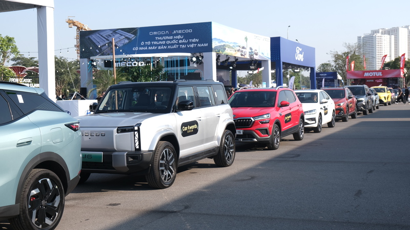 Tiết mục diễu hành các mẫu xe tại lễ khai mạc.