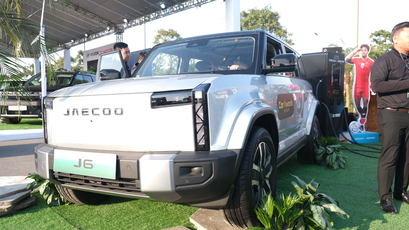Tại triển lãm, hãng xe đang được nhiều người quan tâm Omoda & Jaecoo Việt Nam giới thiệu các mẫu SUV thế hệ mới, gồm xe động cơ đốt trong các phiên bản hybrid SHS như Jaecoo J7 PHEV và Omoda C7 PHEV; và đặc biệt là mẫu xe điện Jaecoo J6.