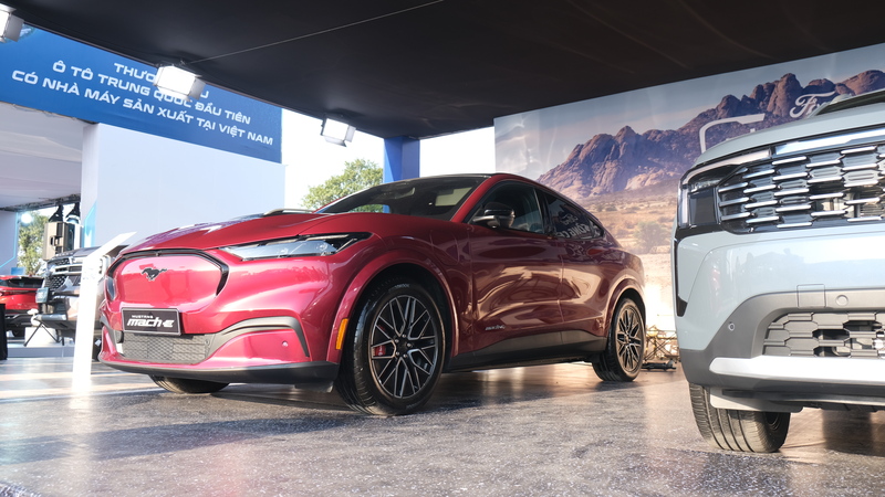 Tại gian hàng của Ford, Mustang Mach-E chạy điện được trưng bày với hệ dẫn động 4 bánh, công suất 395 mã lực, mô-men xoắn 676 Nm, sử dụng pin lithium-ion 88 kWh cho tầm hoạt động tối đa khoảng 550 km mỗi lần sạc. Xe hỗ trợ sạc AC một pha hoặc ba pha, sạc nhanh DC công suất 150 kW, cho phép nạp từ 10-80% pin trong khoảng 36 phút, đồng thời khách hàng được tặng kèm các bộ sạc tiêu chuẩn và wallbox 7 kW.