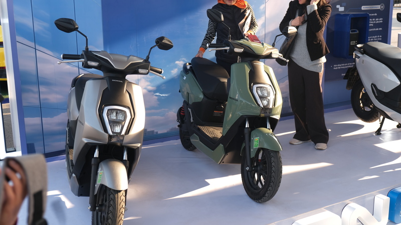 Các mẫu xe máy điện của Honda được trưng bày.