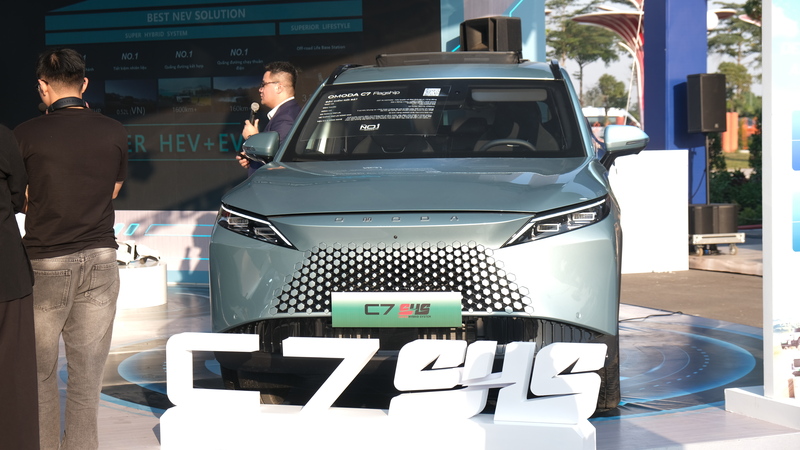 Omoda & Jaecoo phát triển chiến lược hybrid đa tầng với Super Hybrid System (SHS) cho các dòng PHEV và hybrid HEV cho phân khúc phổ thông, tạo hệ sinh thái điện hóa linh hoạt tại Việt Nam. Trong đó, SHS là nền tảng công nghệ cao tích hợp động cơ hybrid, hộp số DHT/3DHT, mô-tơ điện và pin dung lượng lớn, cho phép xe chạy điện trong đô thị, tiết kiệm khi đi xa nhưng vẫn đảm bảo hiệu suất mạnh mẽ, hiện được áp dụng trên các mẫu J7 PHEV, C7 PHEV và J8 PHEV.