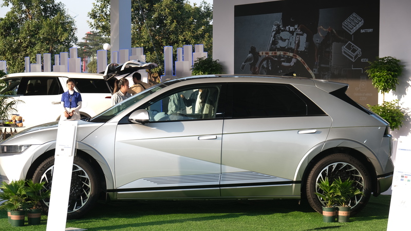 Trong các sản phẩm xe điện, Hyundai Ioniq 5 trở nên nổi bật khi được trang bị gói an toàn Smart Sense với các tính năng hỗ trợ phòng tránh va chạm, giữ làn, cảnh báo điểm mù, kiểm soát hành trình thông minh, cùng loạt trang bị an toàn tiêu chuẩn như ABS, cân bằng điện tử, kiểm soát lực kéo, hỗ trợ khởi hành ngang dốc, cảm biến áp suất lốp và 6 túi khí.