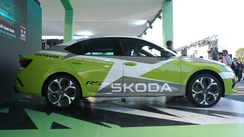 Skoda Octavia RS chính thức được phân phối tại Việt Nam dưới dạng nhập khẩu nguyên chiếc từ Cộng hòa Séc. Sau thời gian nhận đặt cọc, Skoda Việt Nam công bố giá bán mẫu sedan hạng C hiệu suất cao này ở mức 1,608 tỷ đồng, đánh dấu sự gia nhập của một lựa chọn hiếm hoi trong phân khúc.