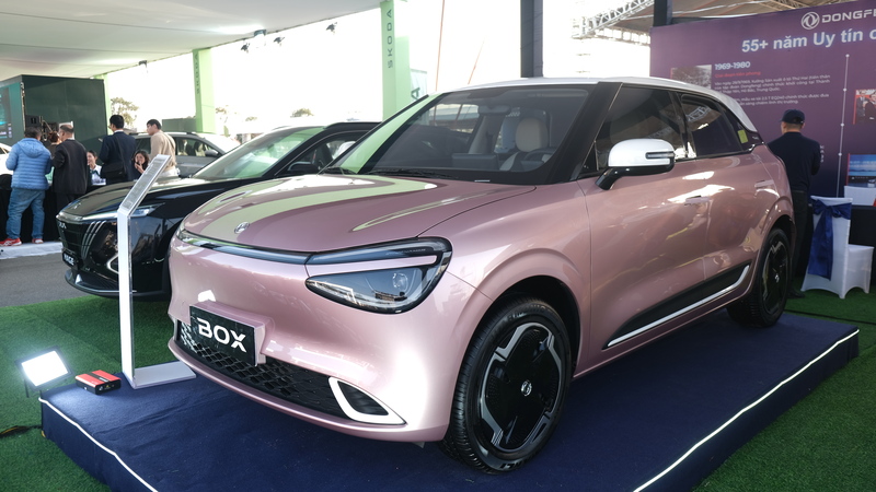 Lần đầu tham dự triển lãm, Dongfeng giới thiệu dải sản phẩm đa dạng từ xe điện, hybrid và xăng. Cụ thể các mẫu xe gồm Box EV, Mage xăng và Huge HEV với các cấu hình động lực khác nhau, cho thấy sự tiếp cận toàn diện của thương hiệu.