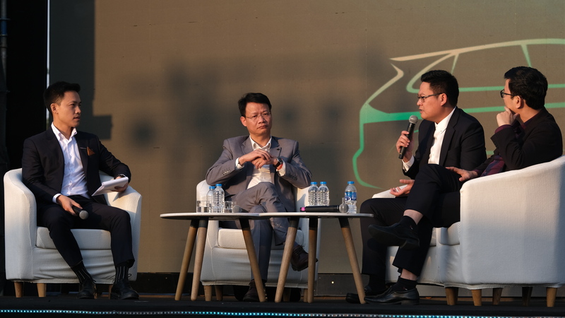 Các diễn giả trao đổi tại toạ đàm