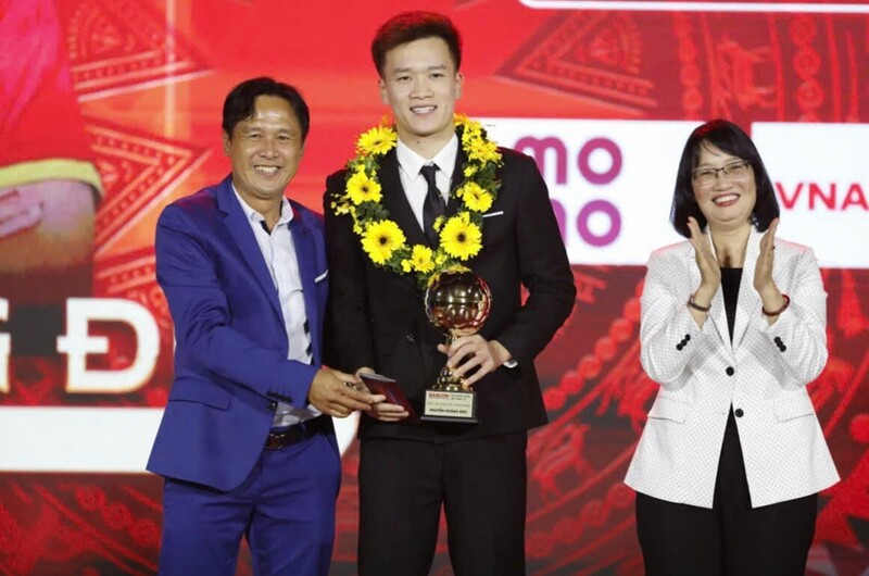 Tiền vệ Hoàng Đức giành Quả bóng vàng Việt Nam năm 2025. Ảnh: SGGP