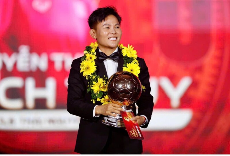 Bích Thùy nhận danh hiệu Quả bóng vàng nữ năm 2025. (Ảnh: SGGP)