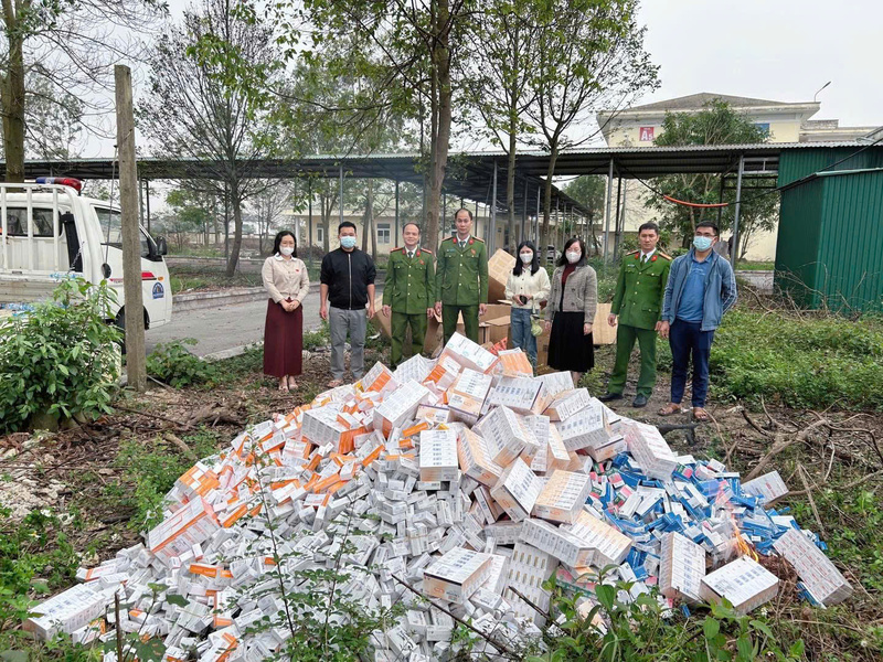 Tiêu huỷ gần 7.200 hộp thuốc tây không rõ nguồn gốc phát hiện ở Hà Tĩnh. Ảnh: Phúc Sơn