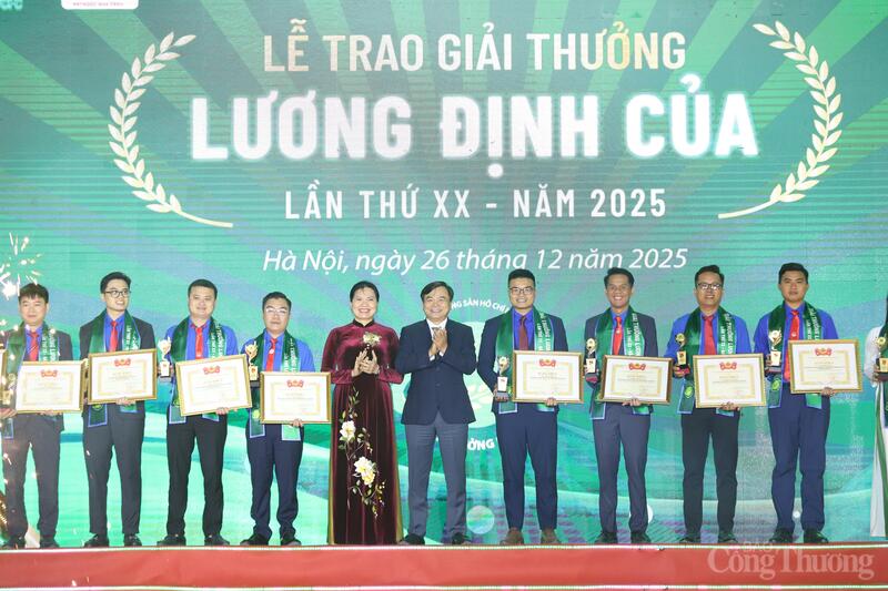 Phó Chủ tịch Ủy ban Trung ương Mặt trận Tổ quốc Việt Nam Hà Thị Nga, Thứ trưởng Bộ Nông nghiệp và Môi trường Nguyễn Hoàng Hiệp trao Giải thưởng Lương Định Của năm 2025 tặng các thanh niên.