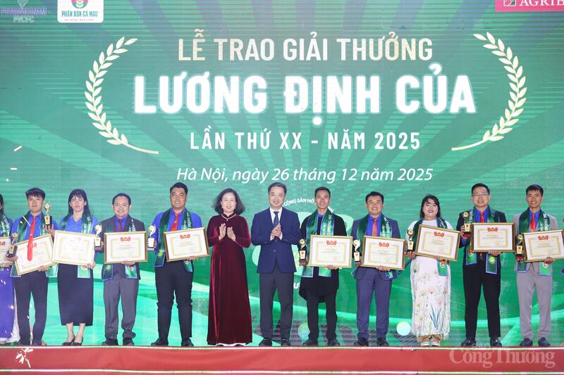 Phó Chủ tịch Ban Chấp hành Trung ương Hội Nông dân Việt Nam Bùi Thị Thơm; Bí thư Trung ương Đoàn, Chủ tịch Hội Liên hiệp Thanh niên Việt Nam Nguyễn Tường Lâm trao Giải thưởng Lương Định Của năm 2025 tặng các thanh niên.