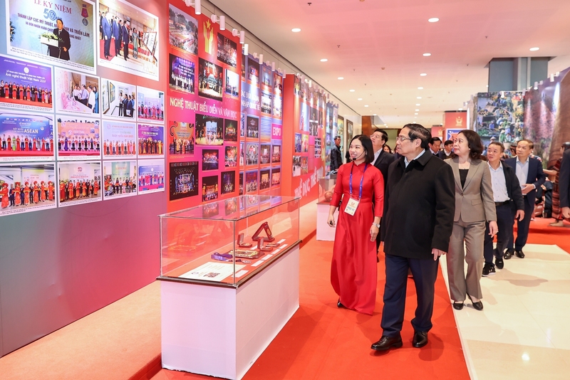 Thủ tướng Phạm Minh Chính kiểm tra khu trưng bày ảnh về phong trào thi đua yêu nước. Ảnh: VGP/Nhật Bắc