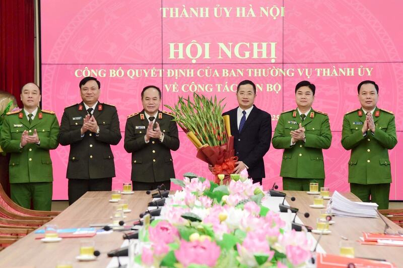 Ban Giám đốc Công an TP. Hà Nội chúc mừng Thiếu tướng Nguyễn Thành Long nhận nhiệm vụ công tác mới. Ảnh: Viết Thành