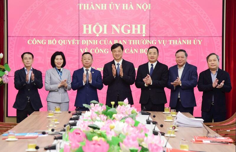 Thường trực Thành ủy Hà Nội chúc mừng tân Chánh Văn phòng Thành ủy Hà Nội Nguyễn Thành Long (thứ 3 từ phải qua) và tân Chánh Văn phòng Đoàn đại biểu Quốc hội và HĐND TP. Hà Nội Trần Thanh Hà (thứ 3 từ trái qua). Ảnh: Viết Thành