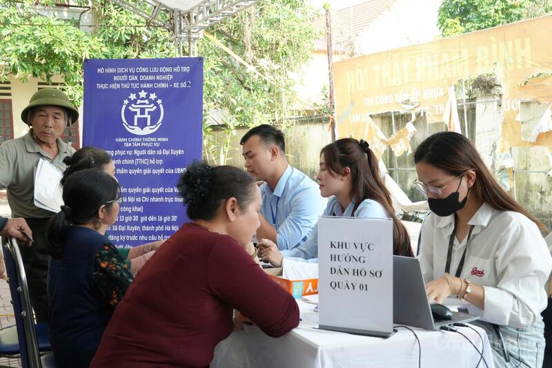 Cán bộ Trung tâm Phục vụ hành chính công TP. Hà Nội hỗ trợ người dân thực hiện thủ tục hành chính tại cơ sở. Ảnh: Hải Sơn
