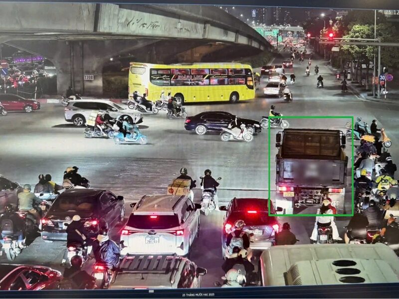 Hình ảnh xe tải vi phạm giao thông được camera AI ghi lại. Ảnh: CAHN