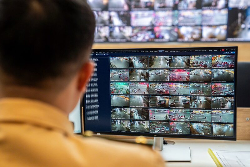 Lực lượng Cảnh sát giao thông kiểm tra, rà soát hoạt động giao thông tại Trung tâm điều khiển giao thông Hà Nội. Ảnh: CAHN