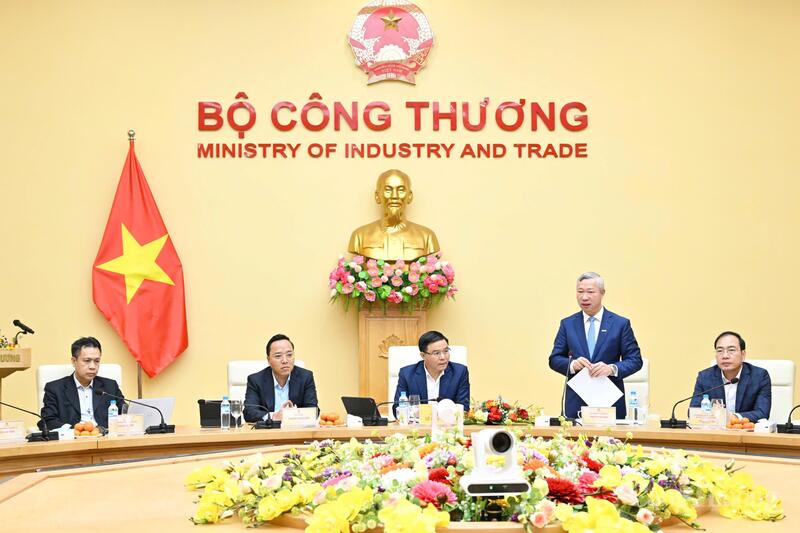 Cục trưởng Cục Điện lực Phạm Nguyên Hùng báo cáo tại hội nghị. Ảnh: Cấn Dũng