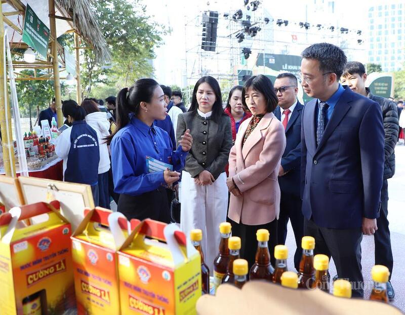 Các đại biểu tham quan gian trưng bày, giới thiệu sản phẩm tiêu biểu do thanh niên làm chủ