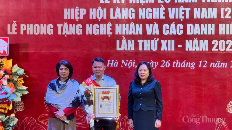 Trao tặng danh hiệu Nghệ nhân Làng nghề Việt Nam (lĩnh vực điêu khắc đá mỹ nghệ) cho ông Cao Văn Chiến (thôn Mạch Lũng, xã Thiên Lộc, TP. Hà Nội). Ảnh: N.H