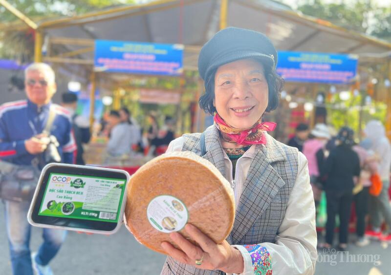 Bà Đỗ Thị Bản, người dân phường Cầu Giấy (Hà Nội) hào hứng chia sẻ sau khi tham quan, mua sắm