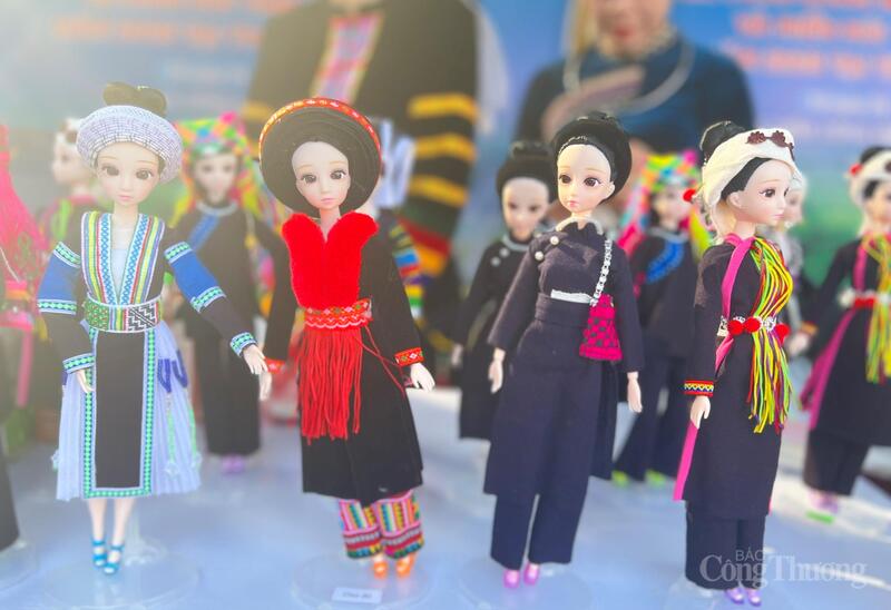 Búp bê mặc trang phục truyền thống đồng bào các dân tộc thiểu số tỉnh Cao Bằng thu hút sự quan tâm của khách tham quan