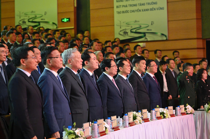 Thủ tướng Chính phủ và các đồng chí lãnh đạo tham dự hội nghị