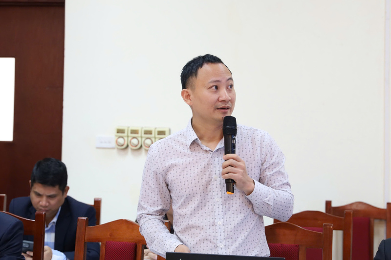 PGS.TS Lê Văn Nghĩa (Đại học Bách Khoa Hà Nội) phân tích hiệu quả giảm phát thải của xe Hybrid. Ảnh: Khánh Ly