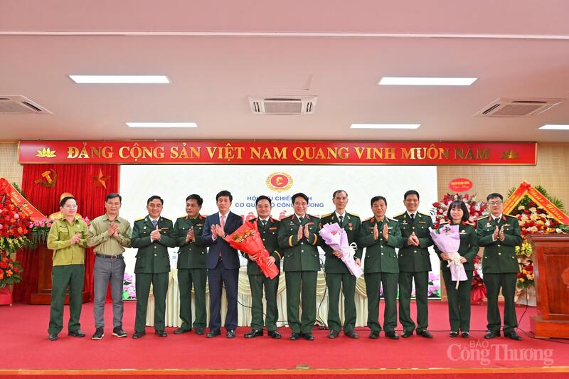 Ban Chấp hành Hội Cựu chiến binh Cơ quan Bộ Công Thương khóa IV. Ảnh: Nam Nguyễn