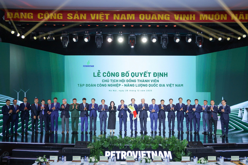 Thủ tướng Phạm Minh Chính và lãnh đạo các Bộ, ngành tặng hoa chúc mừng tân Chủ tịch Petrovietnam Lê Ngọc Sơn