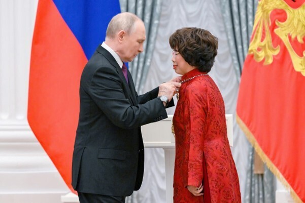 Tổng thống Nga Vladimir Putin đích thân trao tặng Huân chương Hữu nghị của Nhà nước Nga tới Anh hùng Lao động Thái Hương.