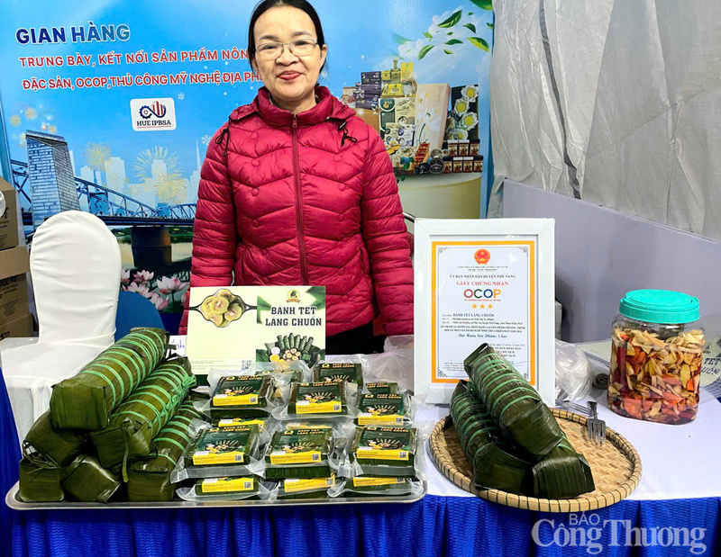 Nhiều đặc sản Huế như bánh tét Làng Chuồn được bày bán tại chương trình "Dạo phố cuối năm, mang Huế về nhà"